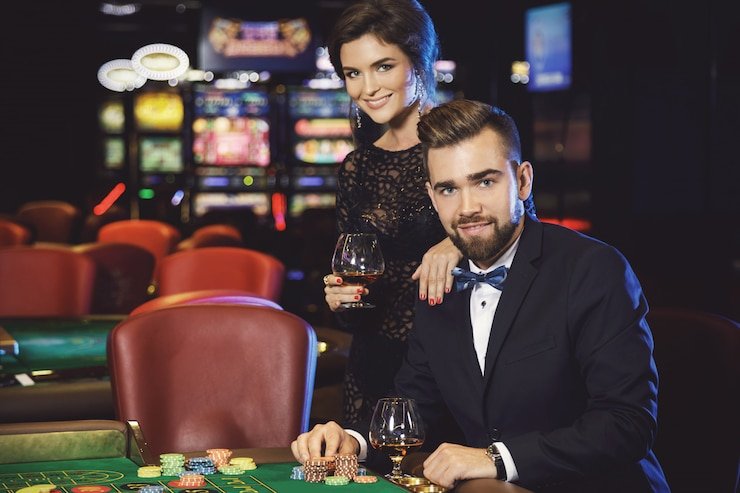 Antarmuka slotbola menampilkan katalog permainan Playtech dengan berbagai kategori slot dan live casino